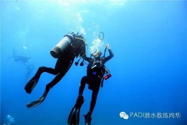 空中抛枪
