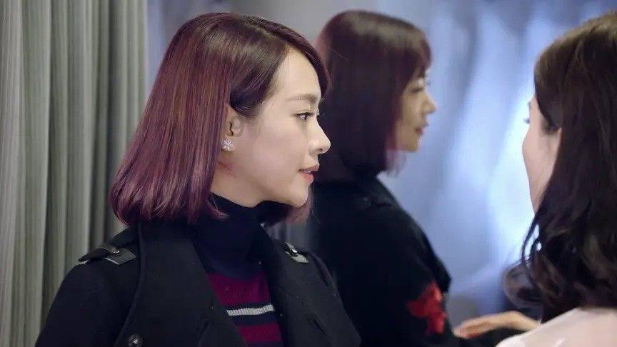 度假的时尚女孩